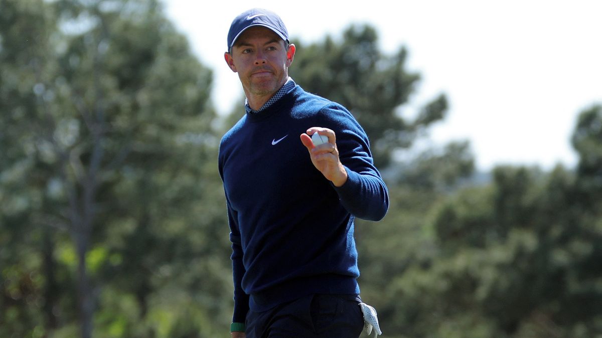 Po prvním kole se o vedení na Masters dělí obhájce McIlroy a Burns